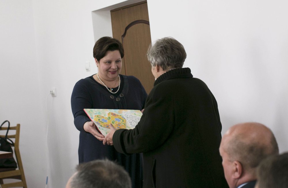 Передача подарунків дітям школи с. Радинка від учнів м. Куджоно (Італія)
